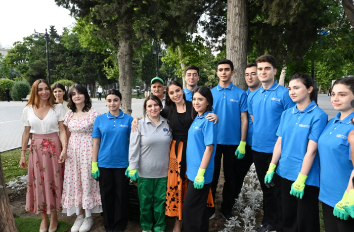 leyla-alieva-i-arzu-alieva-prinyali-uchastie-v-aktsii-po-posadke-sezonnykh-tsvetov