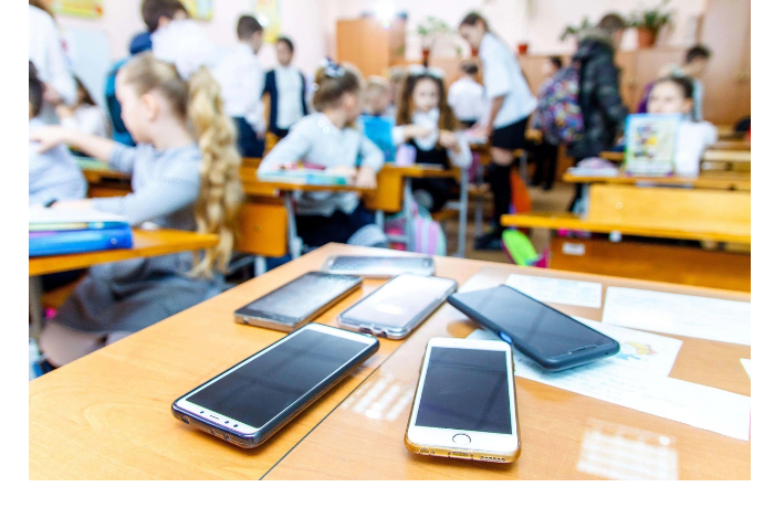 v-azerbaydzhane-zapretili-polzovatsya-mobilnymi-telefonami-vo-vremya-urokov-v-shkolakh