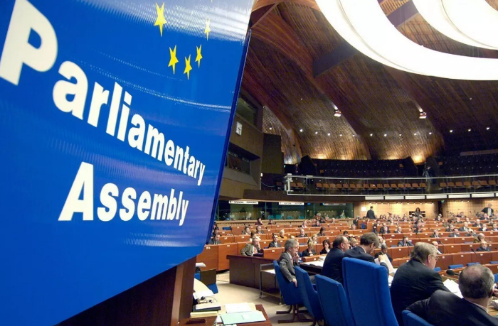 pase-ispolnyaet-politicheskie-prikazy