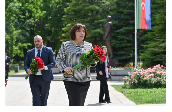 sakhiba-gafarova-posetila-pamyatnik-obshchenatsionalnomu-lideru-geydaru-alievu-v-belgrade-foto