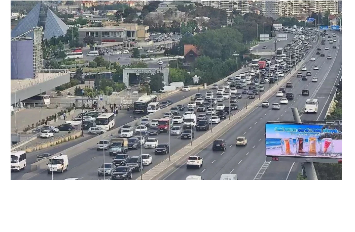 v-baku-na-nekotorykh-ulitsakh-i-prospektakh-zatrudneno-dvizhenie-transporta