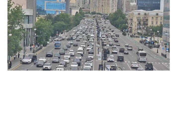 v-baku-na-ryade-ulits-i-prospektov-zatrudneno-dvizhenie-transporta