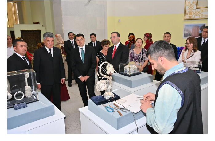 v-turkmenistane-prokhodit-vystavka-azerbaydzhanskogo-dekorativno-prikladnogo-iskusstva