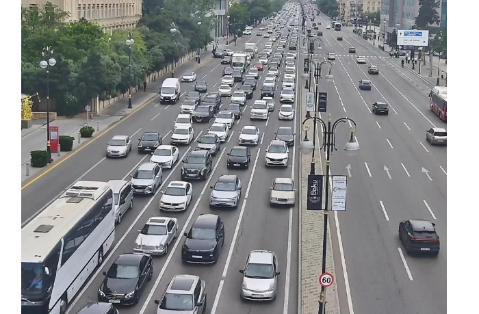 na-ryade-ulits-i-prospektov-baku-zatrudneno-dvizhenie-transporta