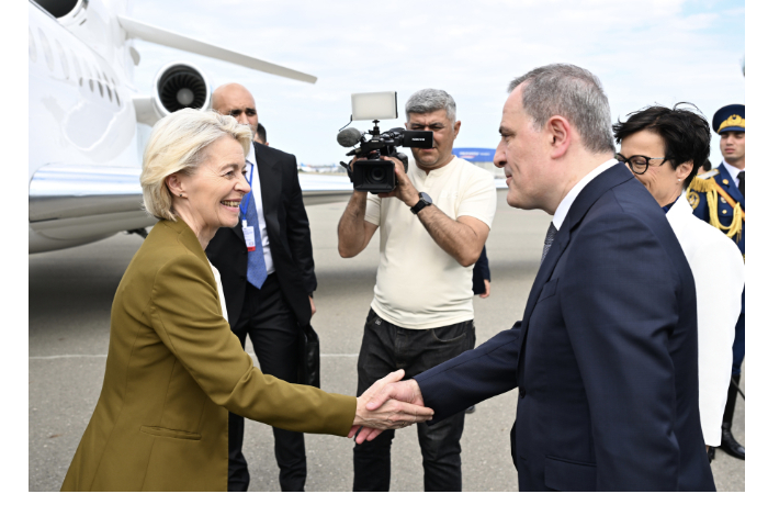 prezident-yevropeyskoy-komissii-pribyla-s-vizitom-v-azerbaydzhan-foto