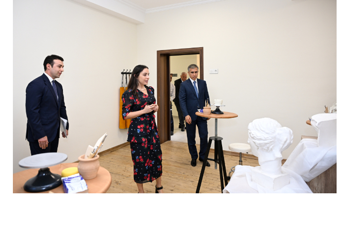 vitse-prezident-fonda-geydara-alieva-leyla-alieva-pobyvala-v-shekinskoy-gorodskoy-shkole-iskusstv-foto