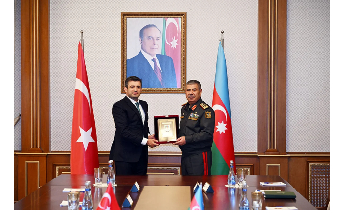 zakir-gasanov-vstretilsya-s-predsedatelem-soveta-direktorov-kompanii-baykar-foto