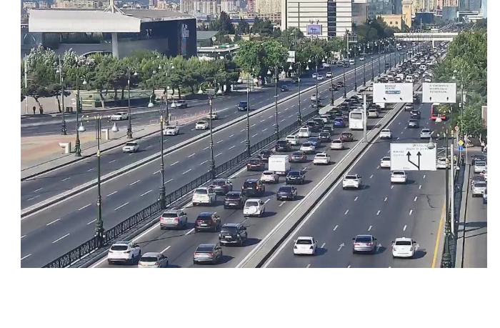 v-baku-na-nekotorykh-ulitsakh-i-prospektakh-zatrudneno-dvizhenie-transporta