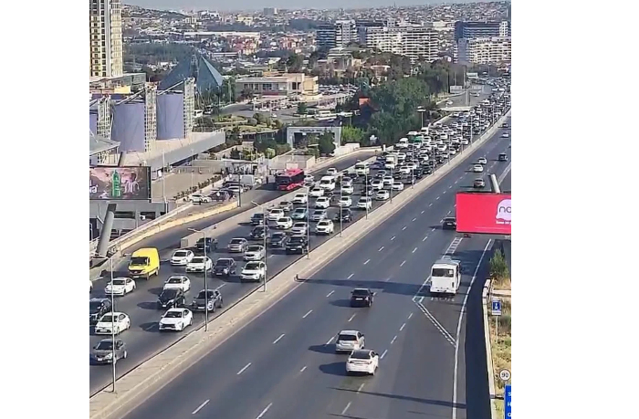 v-baku-na-ryade-ulits-i-prospektov-zatrudneno-dvizhenie-transporta