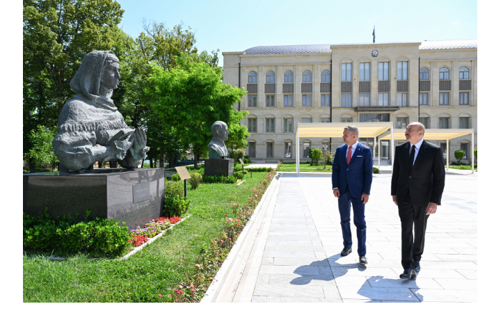 ilkham-aliev-i-peter-pellegrini-posmotreli-v-shushe-rasstrelyannye-byusty-izvestnykh-lichnostey-azerbaydzhana