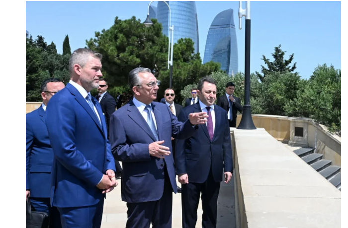 peter-pellegrini-o-baku-mne-ochen-nravitsya-etot-perekhod-ot-naberezhnoy-k-malenkim-ulochkam