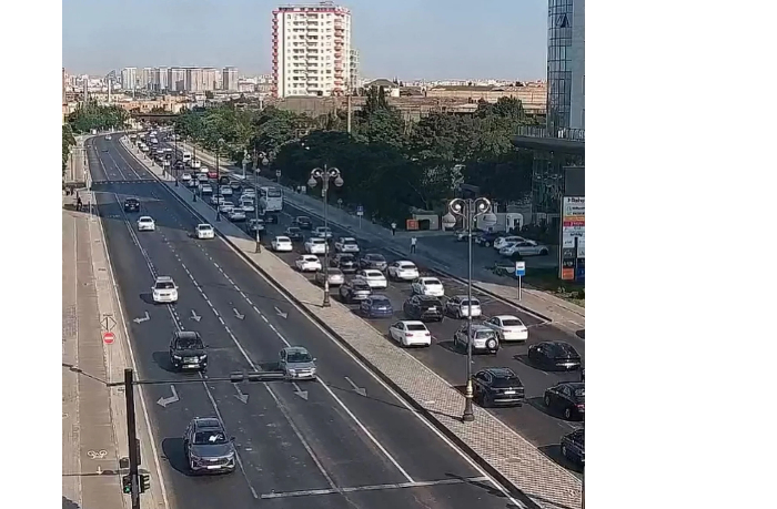 v-baku-na-ryade-ulits-nablyudaetsya-plotnyy-transportnyy-potok