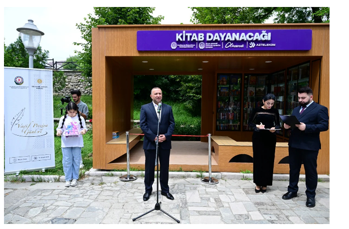 v-shushe-otkrylas-pervaya-biblioteka-pod-otkrytym-nebom