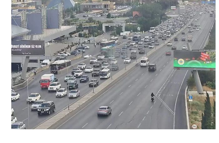 v-baku-zatrudneno-dvizhenie-na-chetyrekh-uchastkakh-dorog