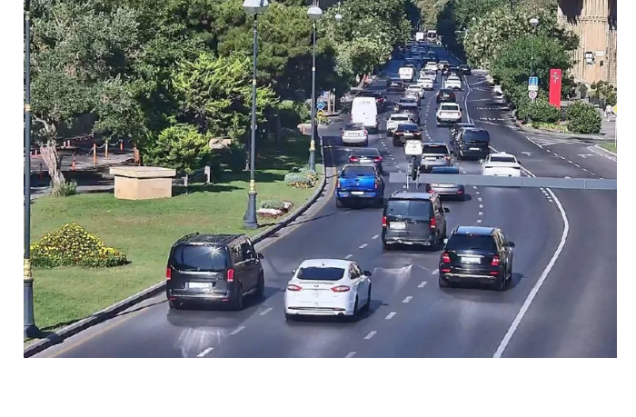 v-baku-na-ryade-ulits-i-prospektov-zatrudneno-dvizhenie-transporta