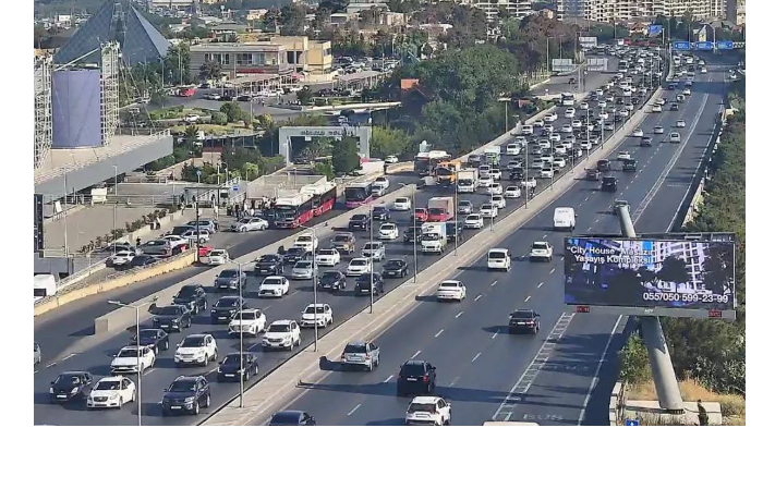 v-baku-po-chetyrem-napravleniyam-zatrudneno-dvizhenie-transporta
