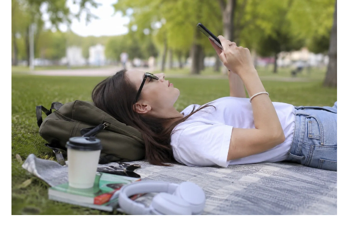 leto-prokhodit-v-lente-kak-vybratsya-iz-smartfonnogo-plena