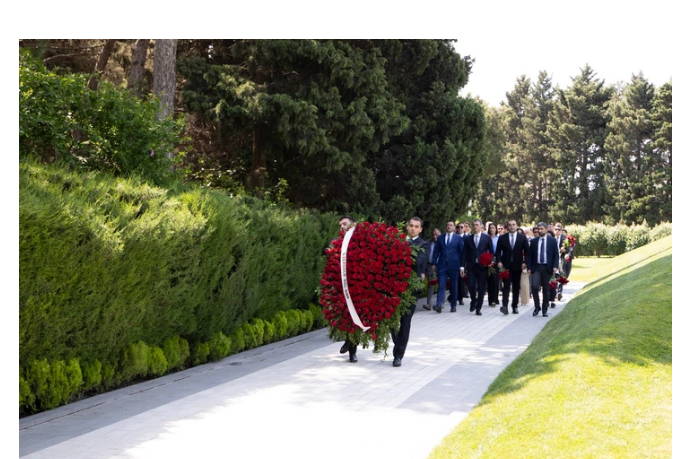 rukovodstvo-zao-azergold-posetilo-alleyu-pochyotnogo-zakhoroneniya-i-alleyu-shekhidov