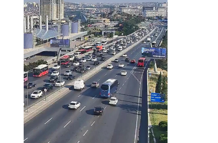 na-ryade-ulits-i-prospektov-baku-zatrudneno-dvizhenie-transporta