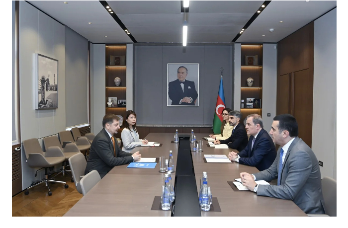 dzheykhun-bayramov-obsudil-s-rezidentom-koordinatorom-oon-voprosy-regionalnoy-bezopasnosti