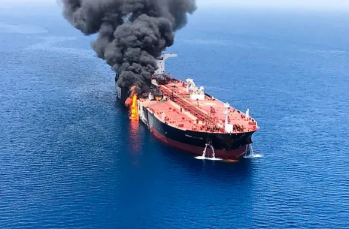 v-ormuzskom-prolive-porazhen-neizvestnym-snaryadom-tanker