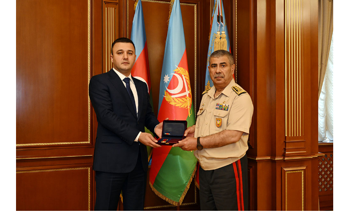 ministr-oborony-azerbaydzhana-nagradil-medalyami-gendirektora-i-gruppu-voennosluzhashchikh-foto