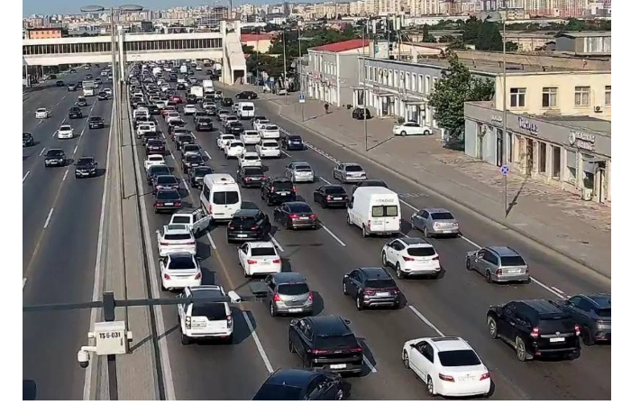 v-baku-nablyudayutsya-zatory-na-osnovnykh-dorogakh