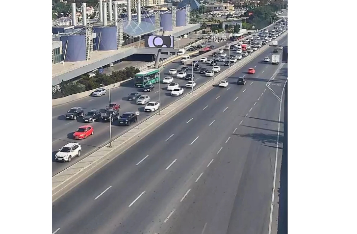 na-ryade-ulits-i-prospektov-baku-zatrudneno-dvizhenie-transporta
