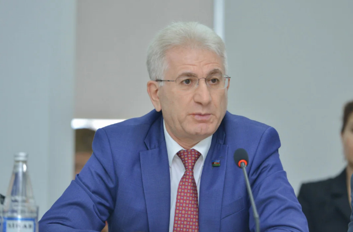 bakhtiyar-aliev-pedagog-yavlyaetsya-primerom-dlya-podrazhaniya-vo-vsyom-ot-manery-govorit-do-vneshnego-vida
