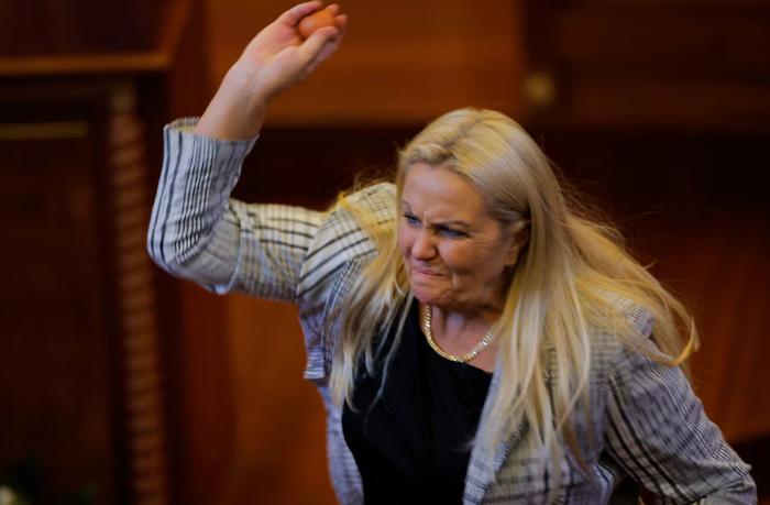 skandal-v-kosovskom-parlamente-zhenshchina-deputat-zabrosala-yaytsami-premer-ministra