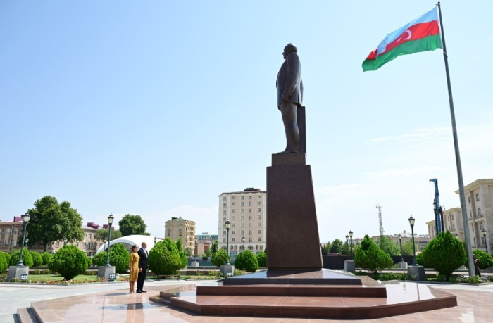 prezident-ilkham-aliev-posetil-pamyatnik-obshchenatsionalnomu-lideru-v-tsentre-goroda-nakhchyvan