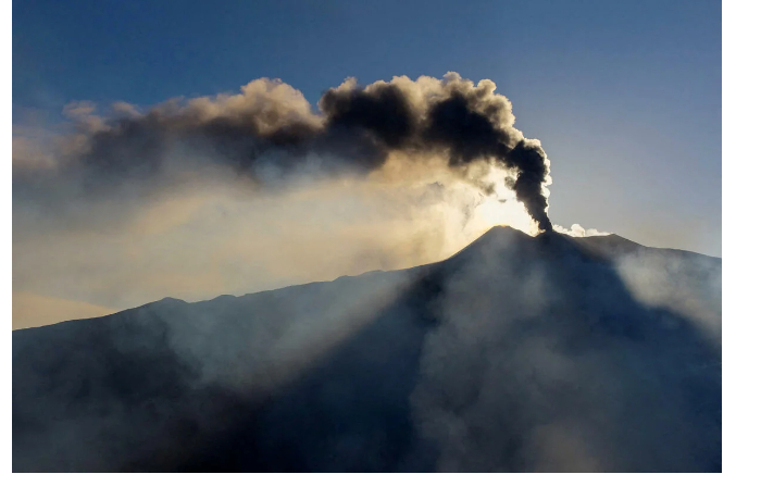 iz-za-aktivnosti-vulkana-etna-aeroport-katanii-zakryt-do-utra-15-avgusta