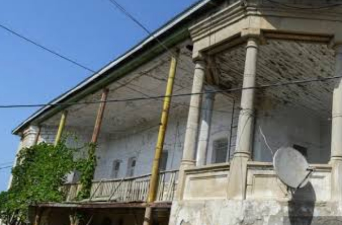 istoricheskaya-dacha-shamsi-asadullaeva-v-mardakyane-v-plachevnom-sostoyanii