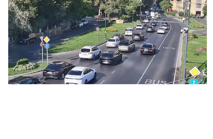 na-ryade-ulits-i-prospektov-baku-zatrudneno-dvizhenie-transporta