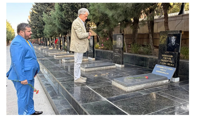 viktor-yushchenko-posetil-alleyu-shekhidov-i-pochtil-pamyat-natsionalnogo-geroya-azerbaydzhana