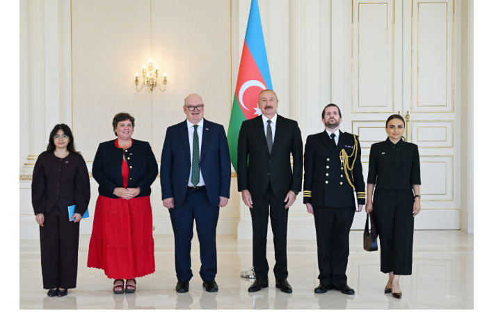 prezident-ilkham-aliev-prinyal-veritelnye-gramoty-novonaznachennogo-posla-velikobritanii-v-azerbaydzhane-foto