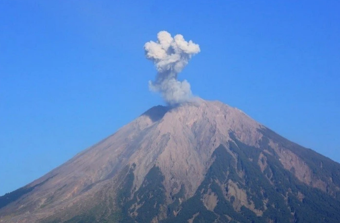 v-indonezii-proizoshlo-tri-izverzheniya-vulkana-semeru