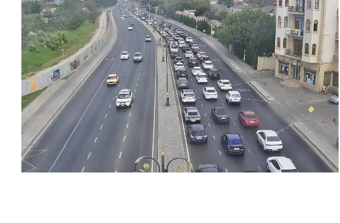 v-baku-na-ryade-ulits-i-prospektov-nablyudaetsya-plotnyy-potok-transporta