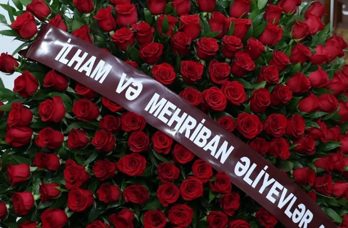 ilkham-aliev-i-mekhriban-alieva-otpravili-venok-na-tseremoniyu-proshchaniya-s-tofigom-bakikhanovym