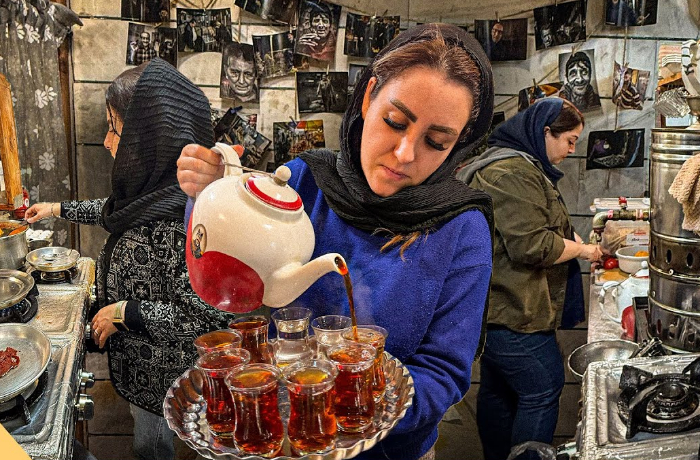 v-irane-zakryli-desyatki-kafe-iz-za-nezhelaniya-devushek-nosit-khidzhab