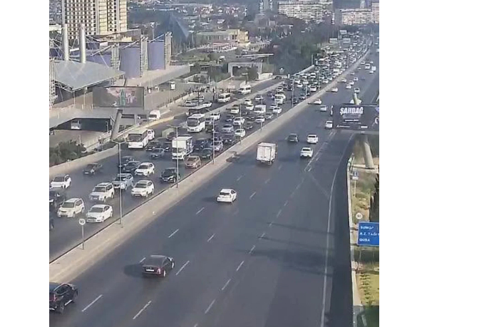 na-ryade-ulits-i-prospektov-baku-zatrudneno-dvizhenie-transporta