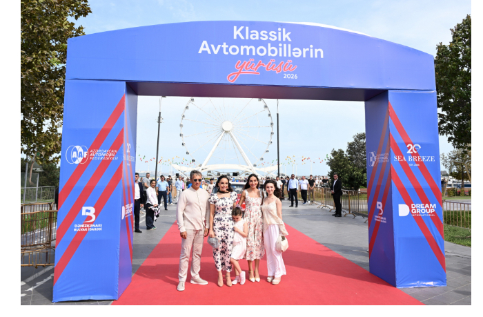 vitse-prezident-fonda-geydara-alieva-leyla-alieva-i-arzu-alieva-posmotreli-vystavku-i-avtoprobeg-klassicheskikh-avtomobiley-foto