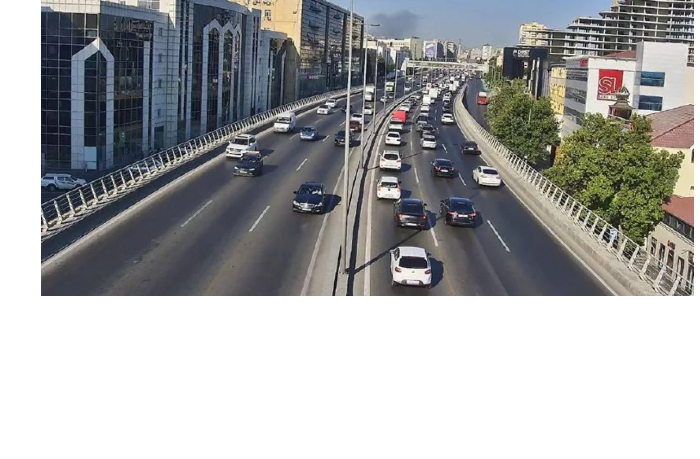 na-ryade-ulits-i-prospektov-baku-zatrudneno-dvizhenie-transporta