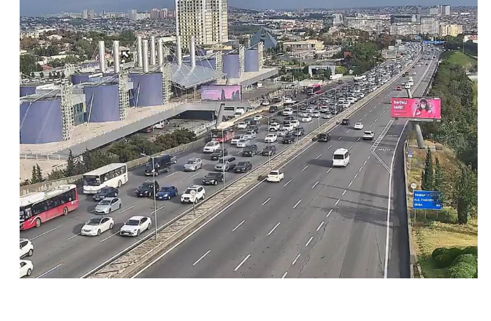 v-baku-na-ryade-ulits-i-prospektov-zatrudneno-dvizhenie-transporta