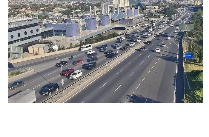 na-ryade-ulits-i-prospektov-baku-zatrudneno-dvizhenie-transporta