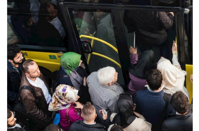 passazhiry-v-baku-zhaluyutsya-na-dolgoe-ozhidanie-avtobusov-u-metro-28-maya