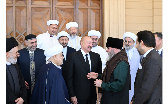 iskrennyaya-beseda-prezidenta-ilkhama-alieva-s-uchastnikami-prokhodyashchikh-v-baku-mezhdunarodnykh-konferentsiy-foto