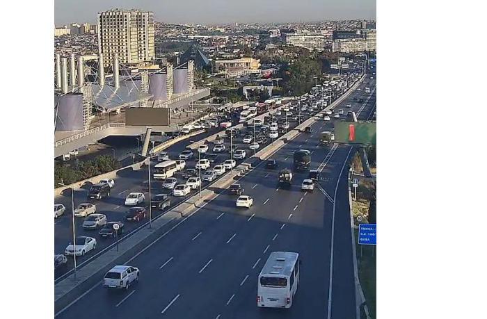 v-baku-pochti-na-20-ulitsakh-i-prospektakh-zatrudneno-dvizhenie-transporta