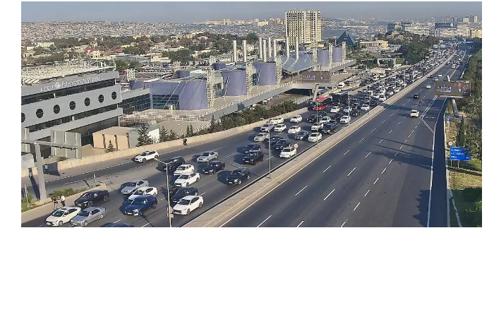 na-ryade-ulits-i-prospektov-baku-zatrudneno-dvizhenie-transporta