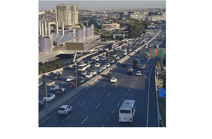 v-baku-na-17-ulitsakh-i-prospektakh-zatrudneno-dvizhenie-transporta